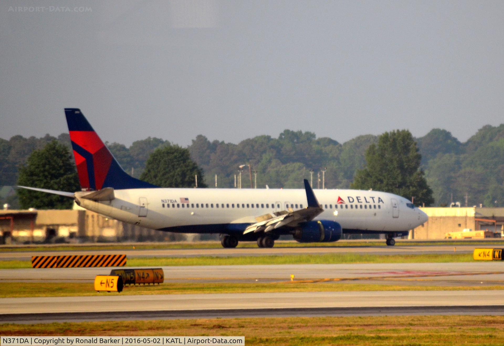 N371DA, 1998 Boeing 737-832 C/N 29619, Taxi Atlanta