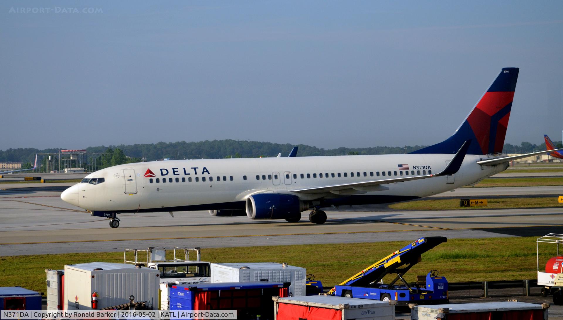 N371DA, 1998 Boeing 737-832 C/N 29619, Taxi Atlanta