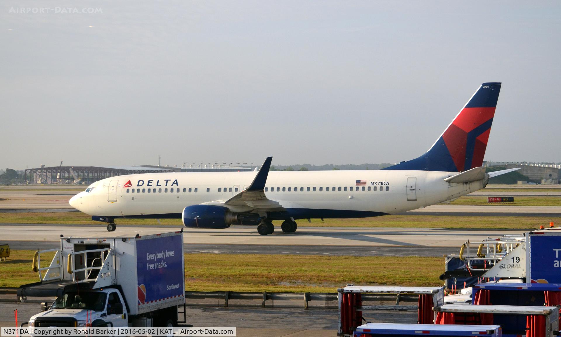 N371DA, 1998 Boeing 737-832 C/N 29619, Taxi Atlanta