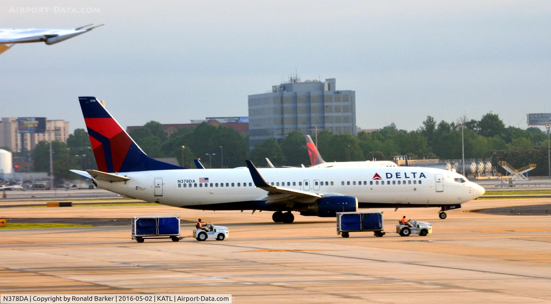 N378DA, 1999 Boeing 737-832 C/N 30265, Taxi Atlanta