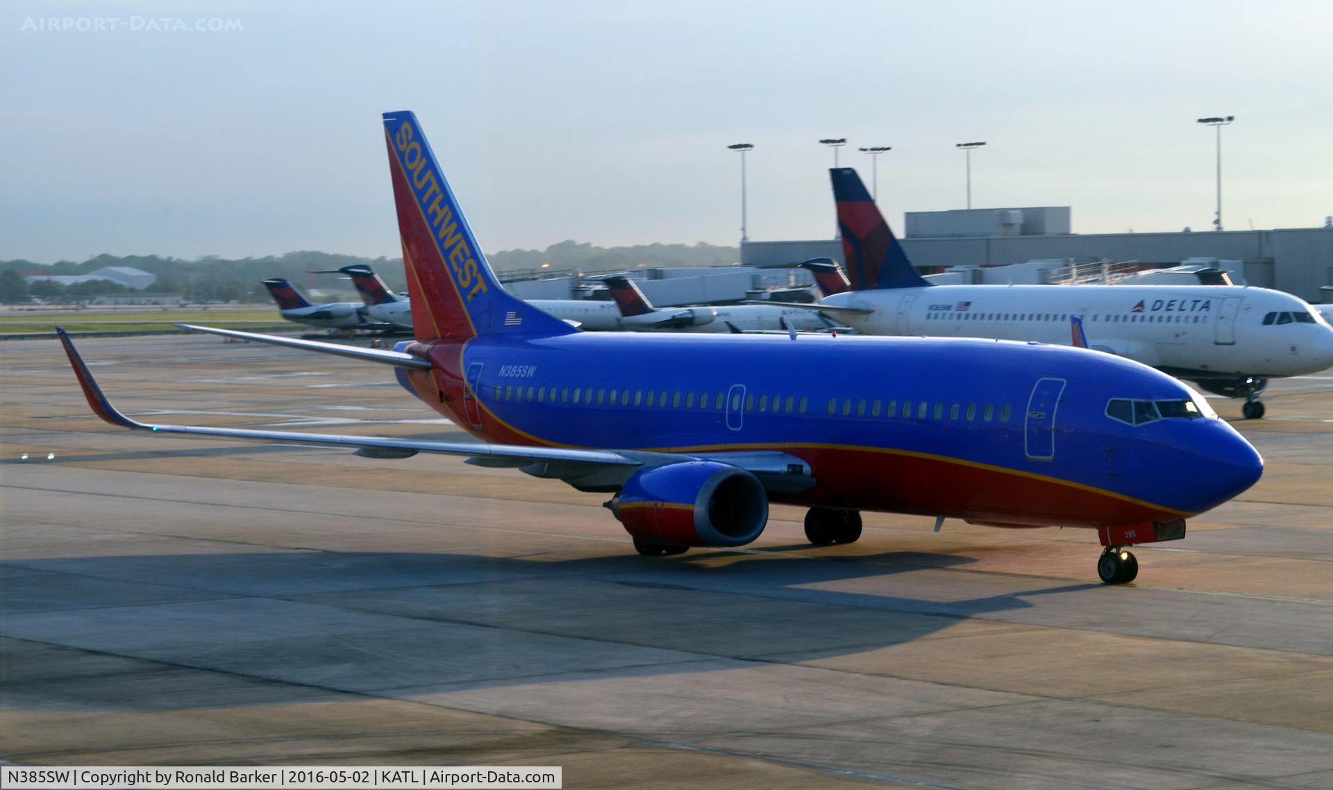N385SW, 1994 Boeing 737-3H4 C/N 26600, Taxi Atlanta