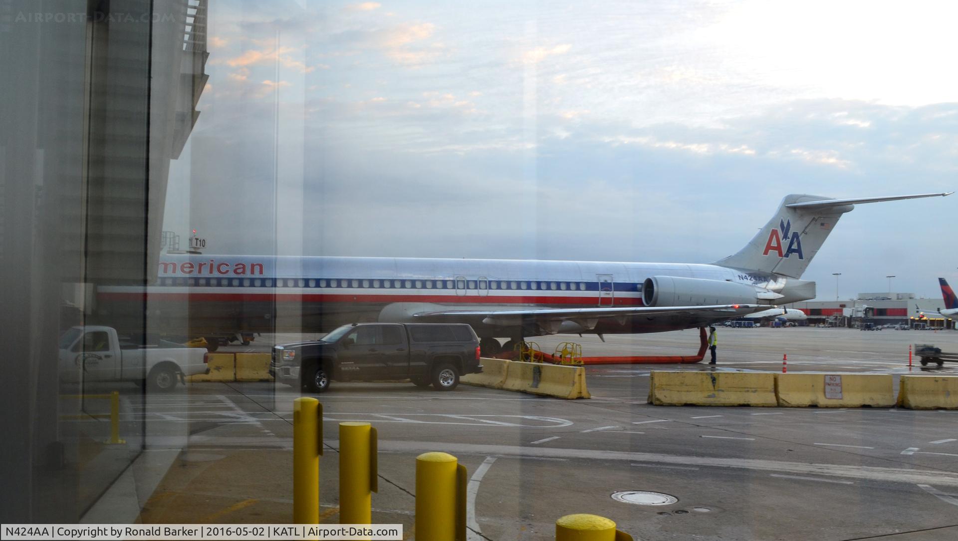N424AA, 1986 McDonnell Douglas MD-82 (DC-9-82) C/N 49336, At the gate Atlanta