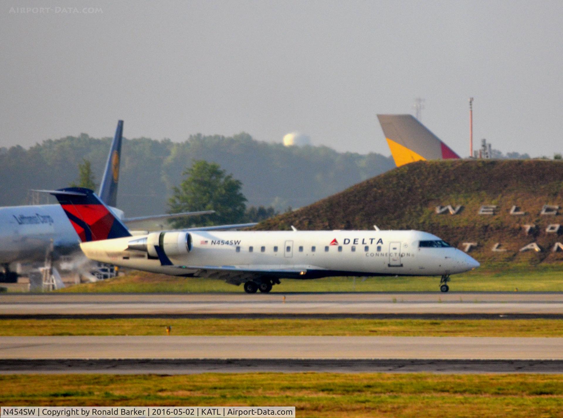 N454SW, 2003 Bombardier CRJ-200LR (CL-600-2B19) C/N 7749, Landing Atlanta
