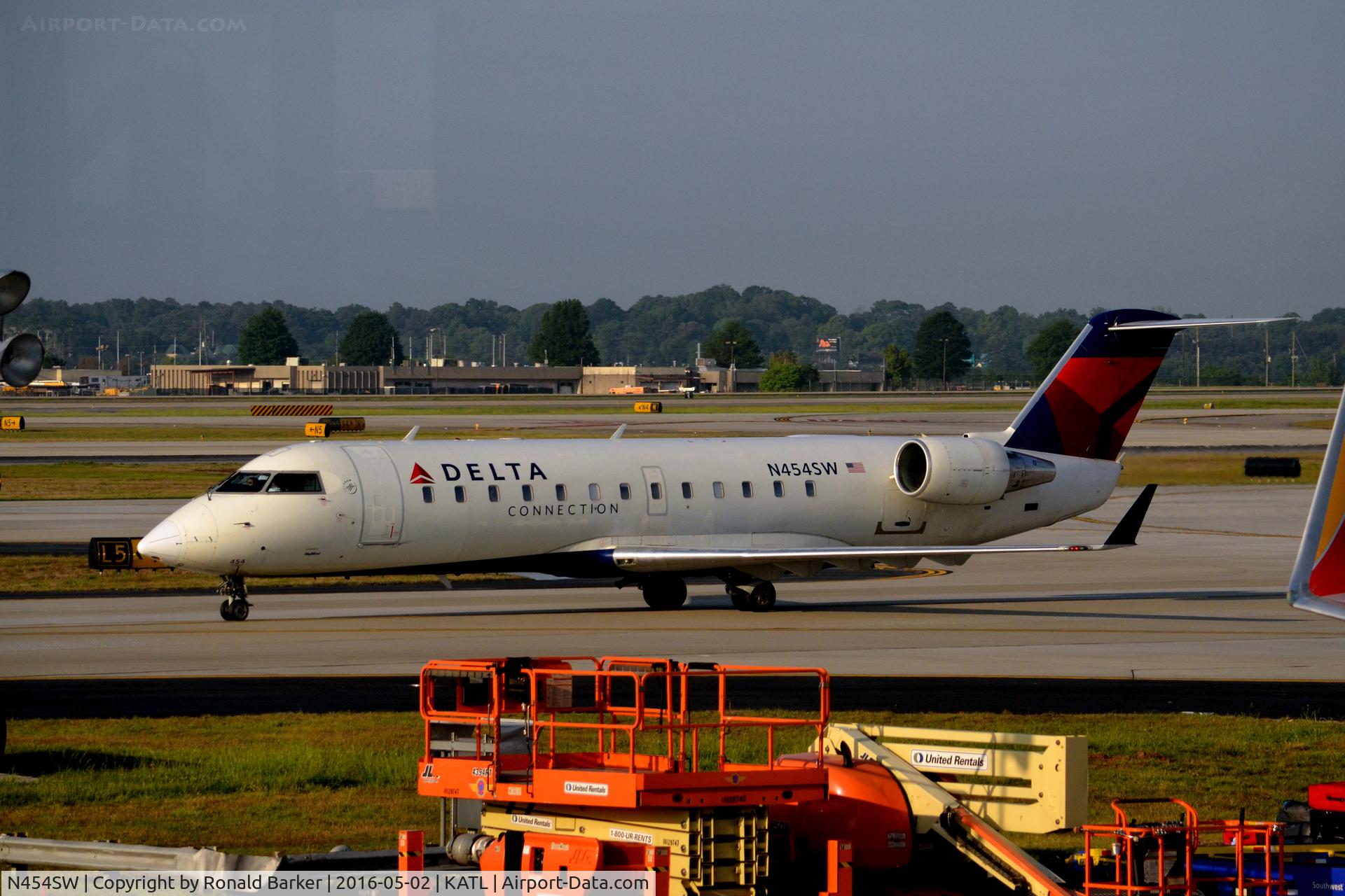 N454SW, 2003 Bombardier CRJ-200LR (CL-600-2B19) C/N 7749, Taxi to gate Atlanta