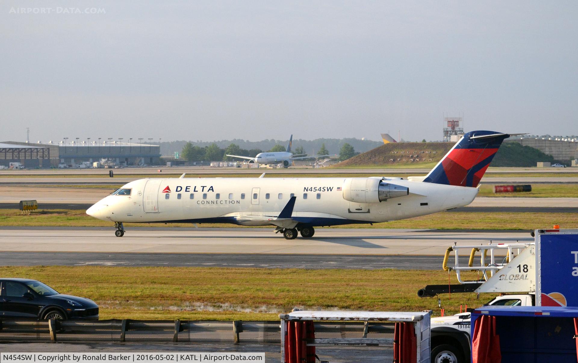 N454SW, 2003 Bombardier CRJ-200LR (CL-600-2B19) C/N 7749, Taxi to gate Atlanta