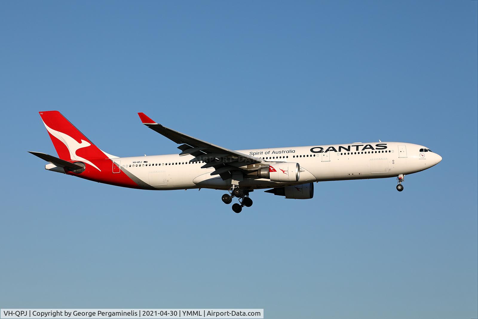 VH-QPJ, 2005 Airbus A330-303 C/N 712, Short final for runway 34.