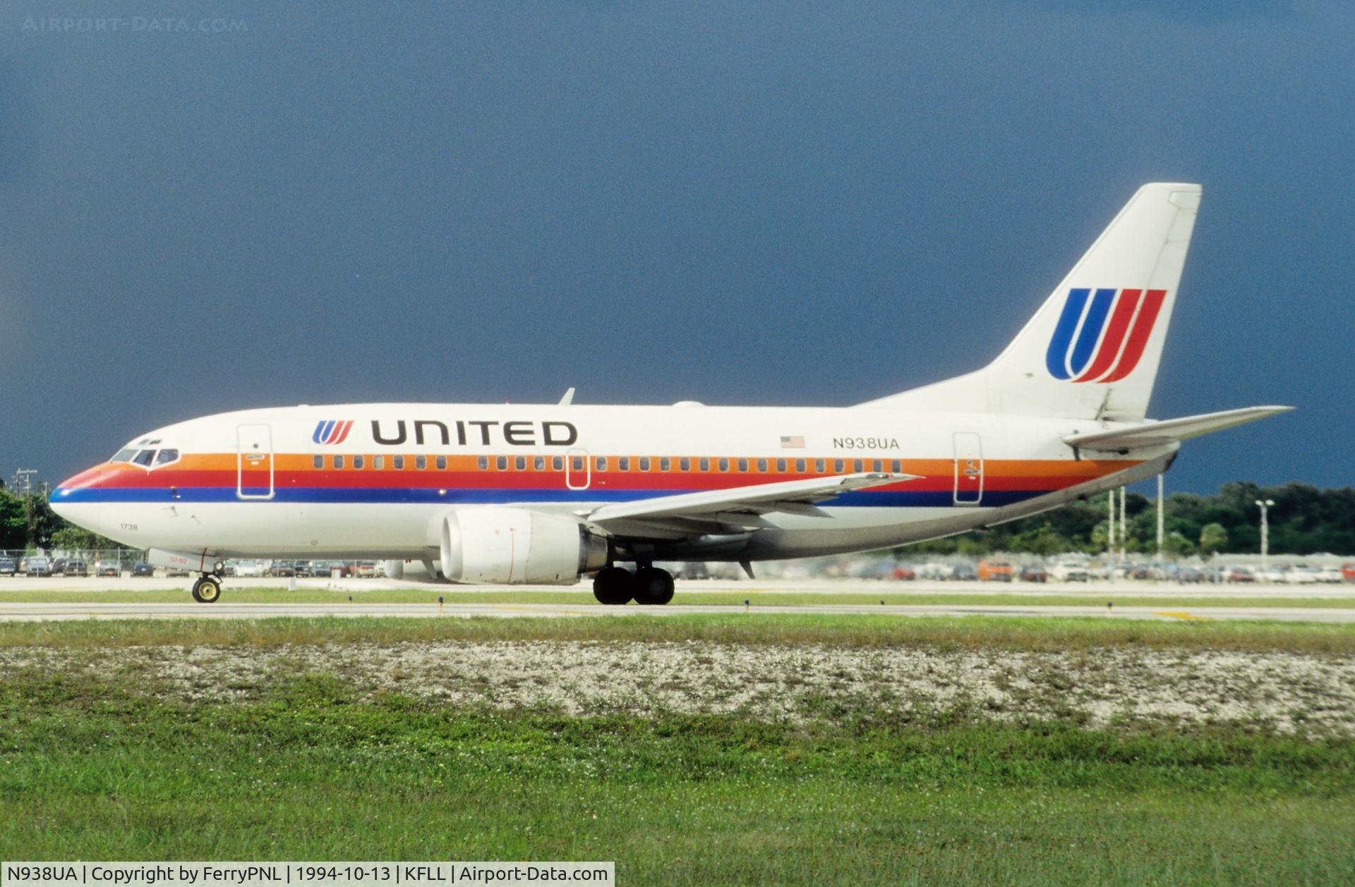 N938UA, 1992 Boeing 737-522 C/N 26671, United B735 taxiing for departure
