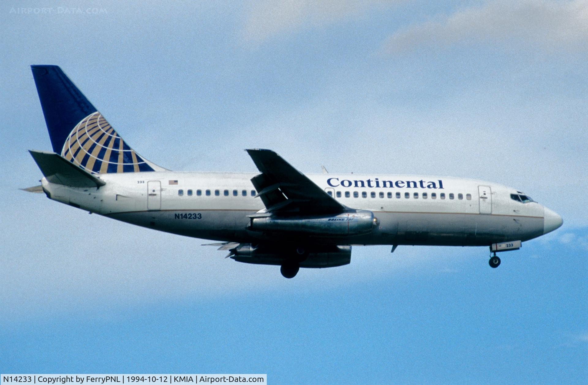 N14233, 1968 Boeing 737-217 C/N 19887, CO B732 landing