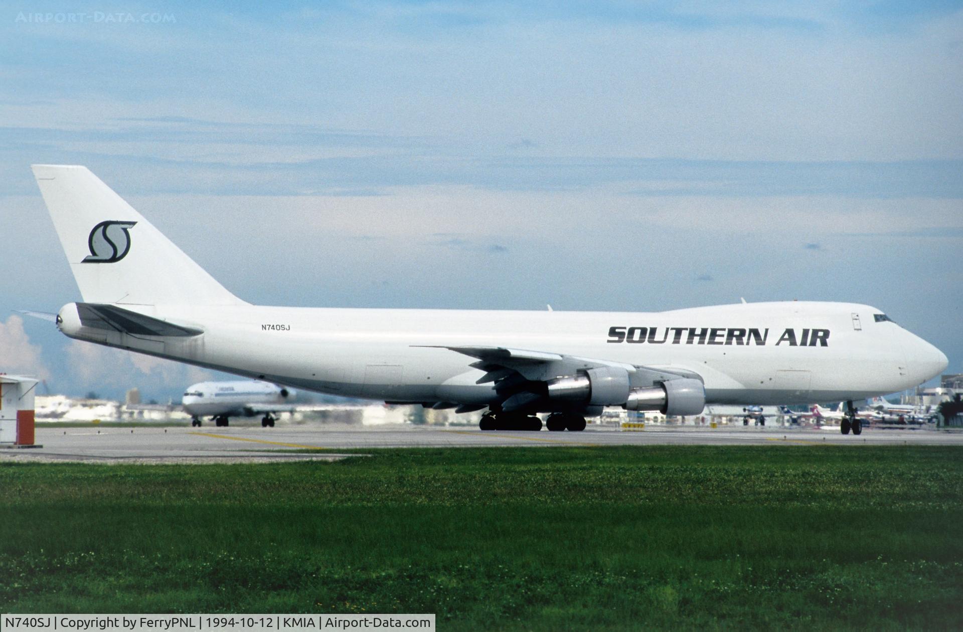 N740SJ, 1980 Boeing 747-246F C/N 22477, Southern B742F lining-up