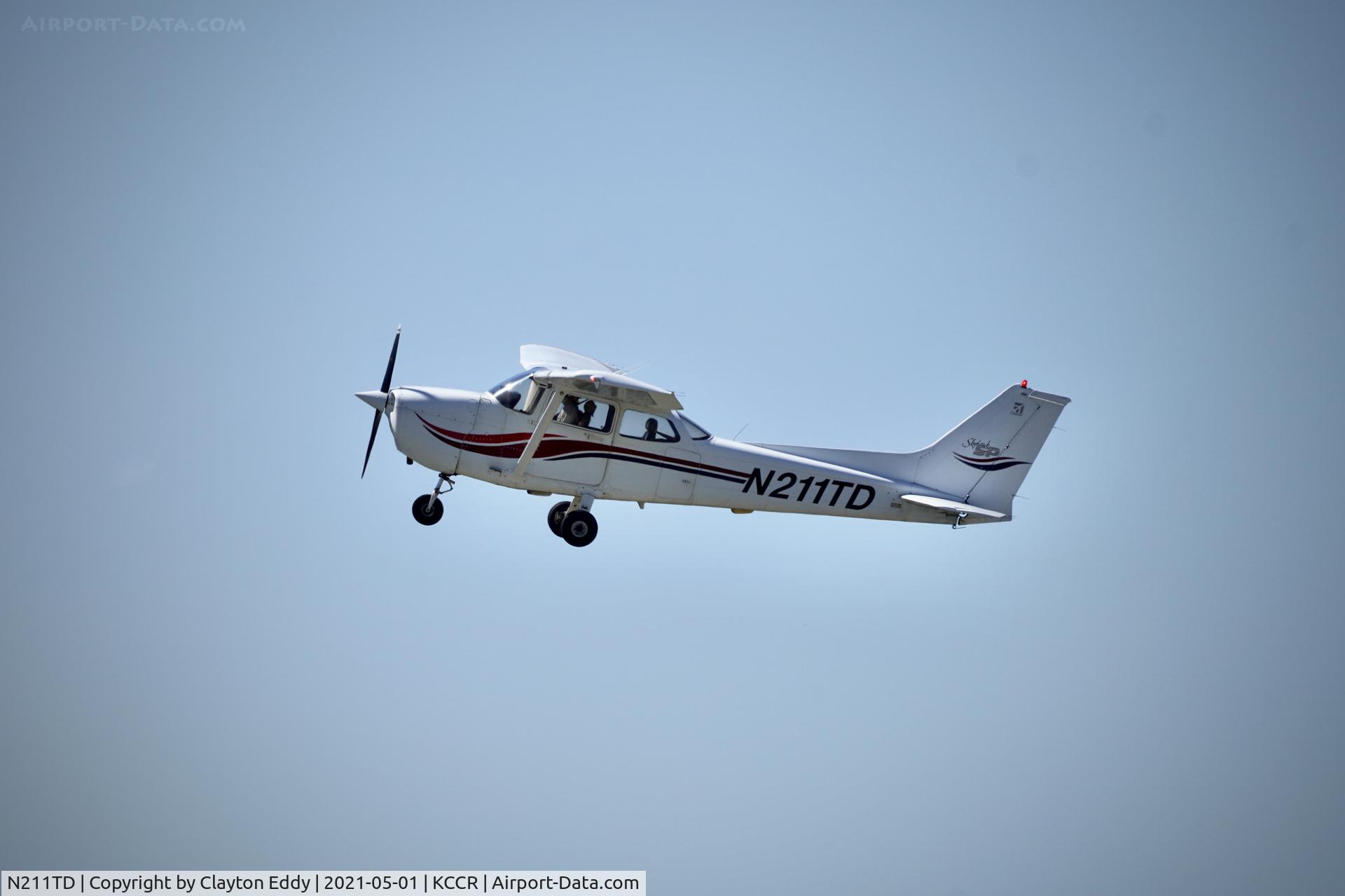 N211TD, 2000 Cessna 172S C/N 172S8524, Buchanan Field Concord California 2021.