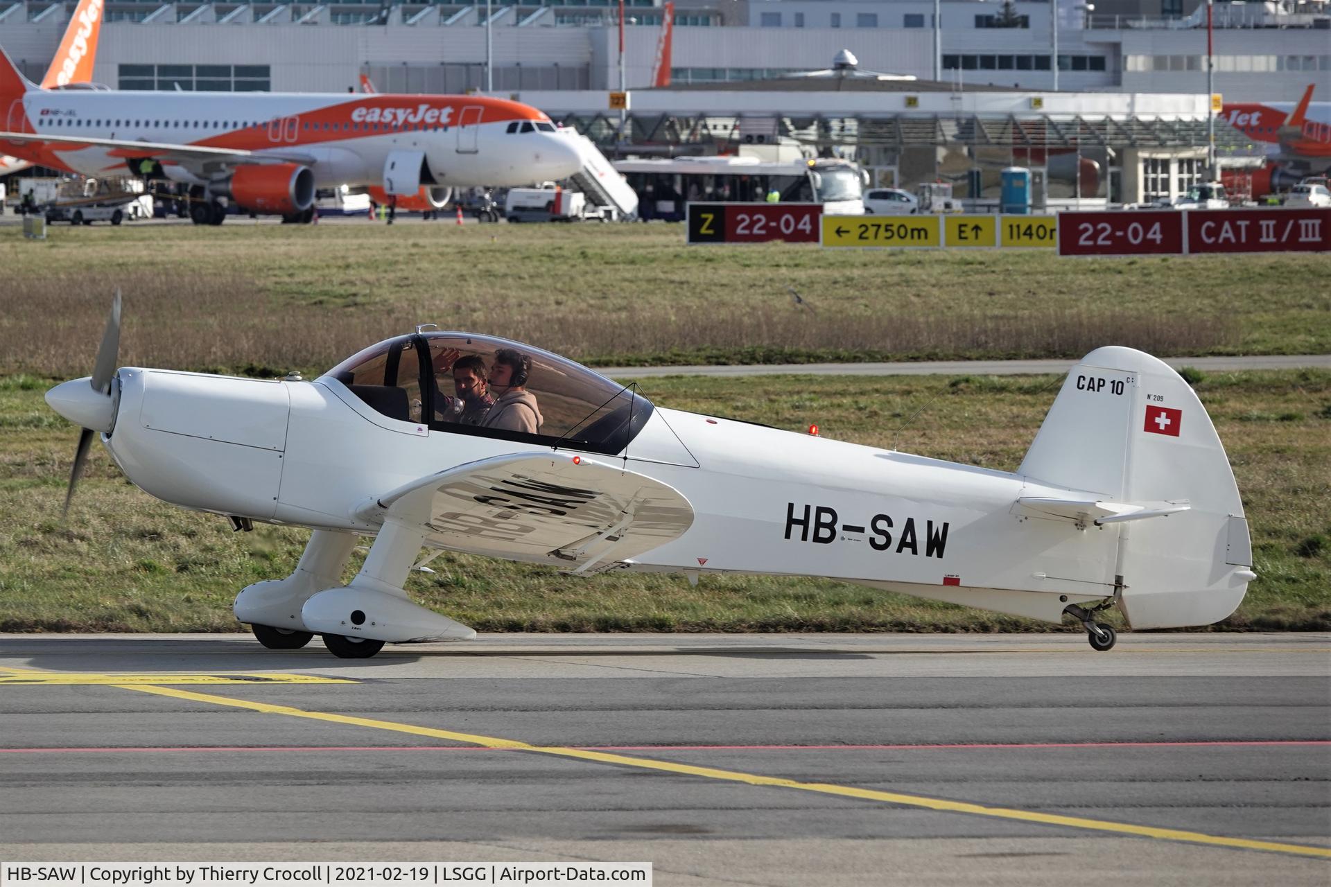 HB-SAW, 1985 Mudry CAP-10B C/N 209, Taxiing to the active at LSGG, Switzerland