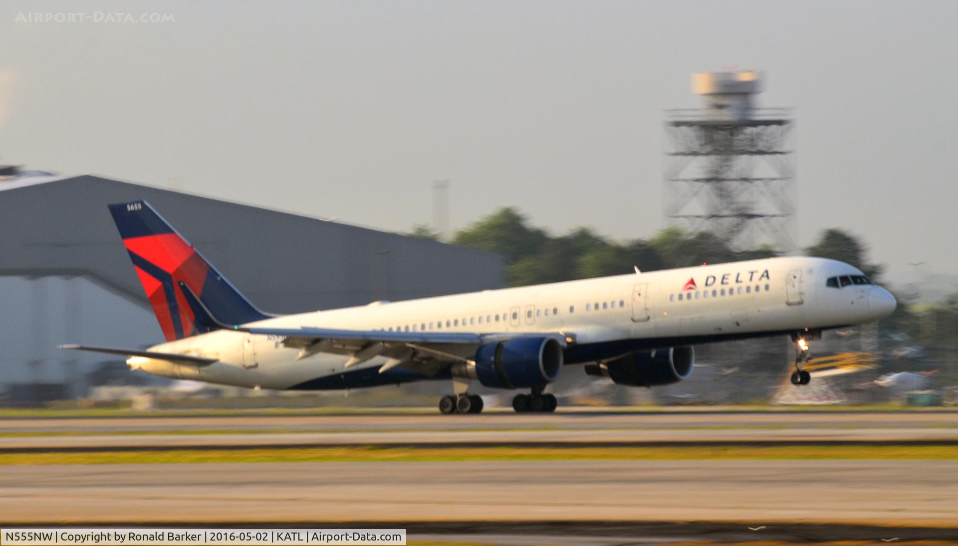 N555NW, 2002 Boeing 757-251 C/N 33391, Landing Atlanta