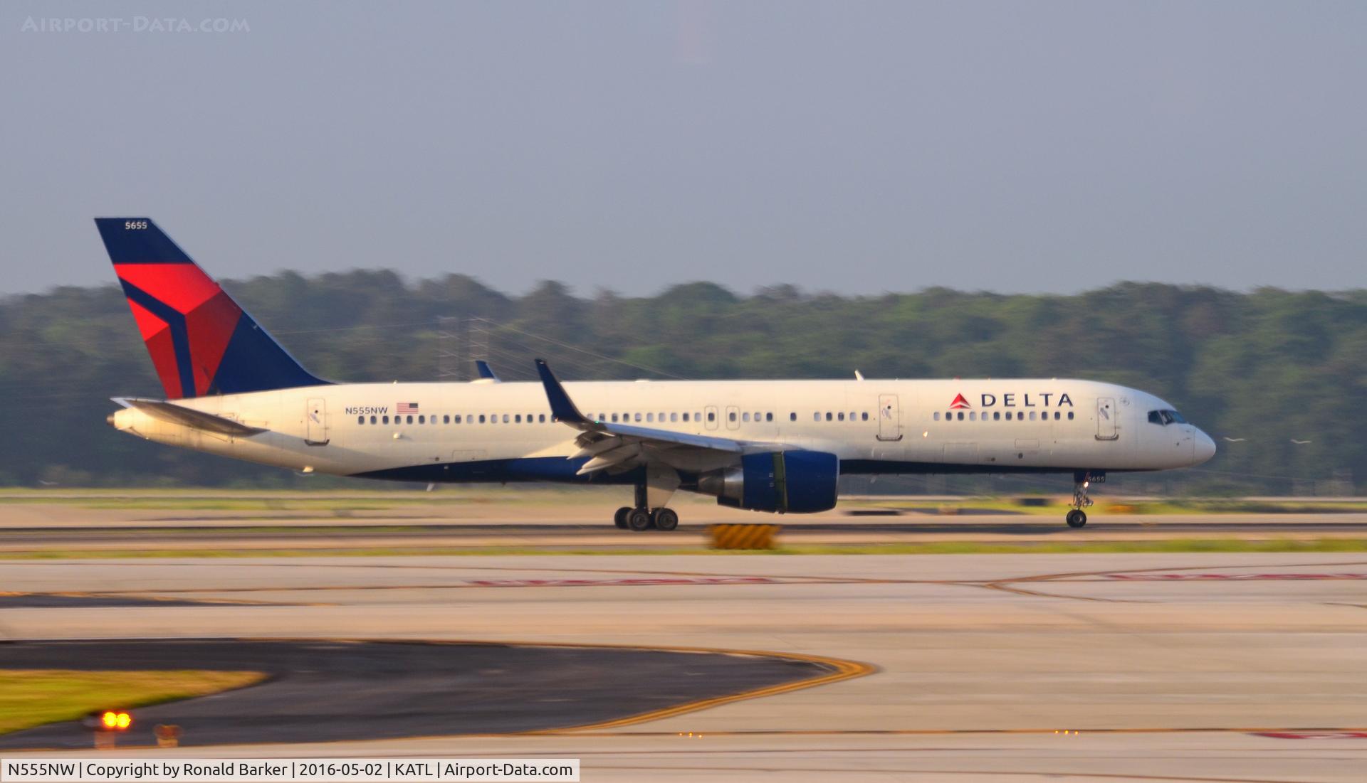 N555NW, 2002 Boeing 757-251 C/N 33391, Landing rollout Atlanta