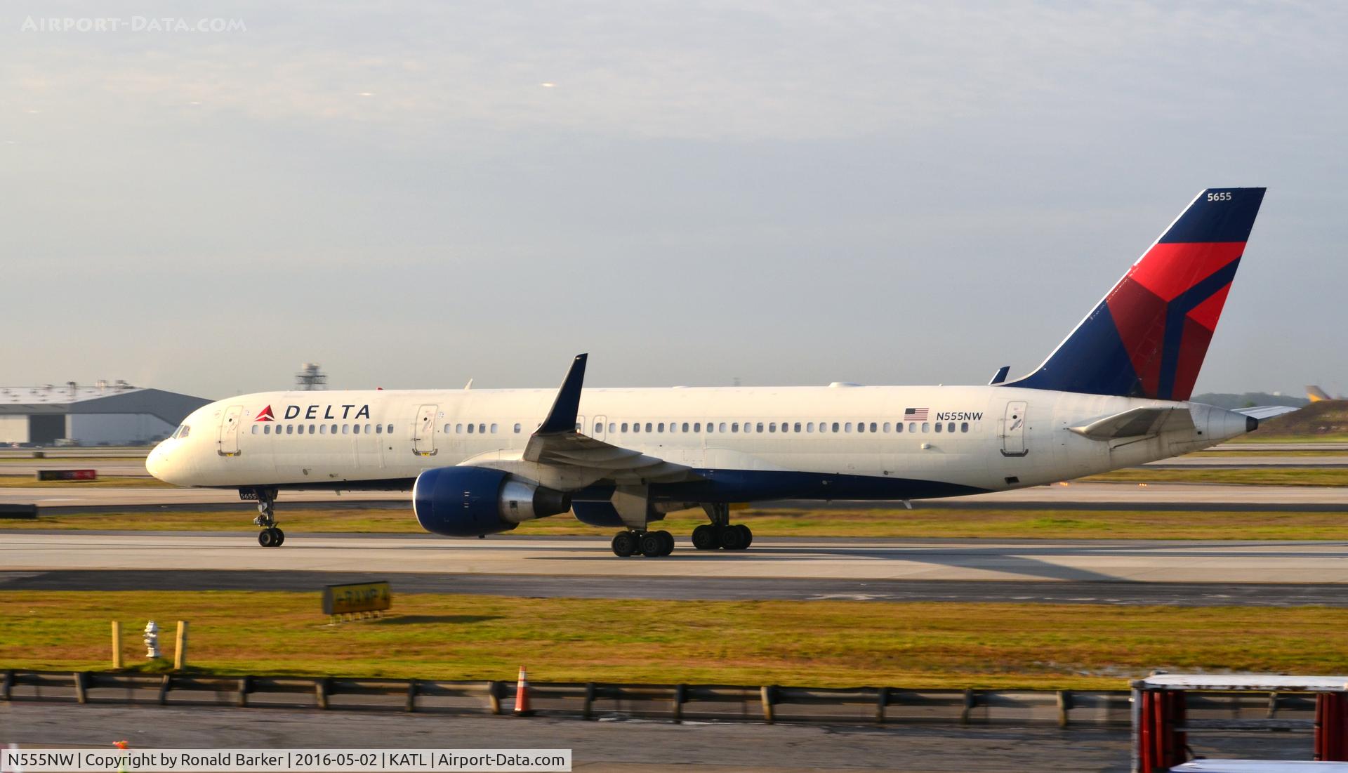 N555NW, 2002 Boeing 757-251 C/N 33391, Taxi to gate Atlanta