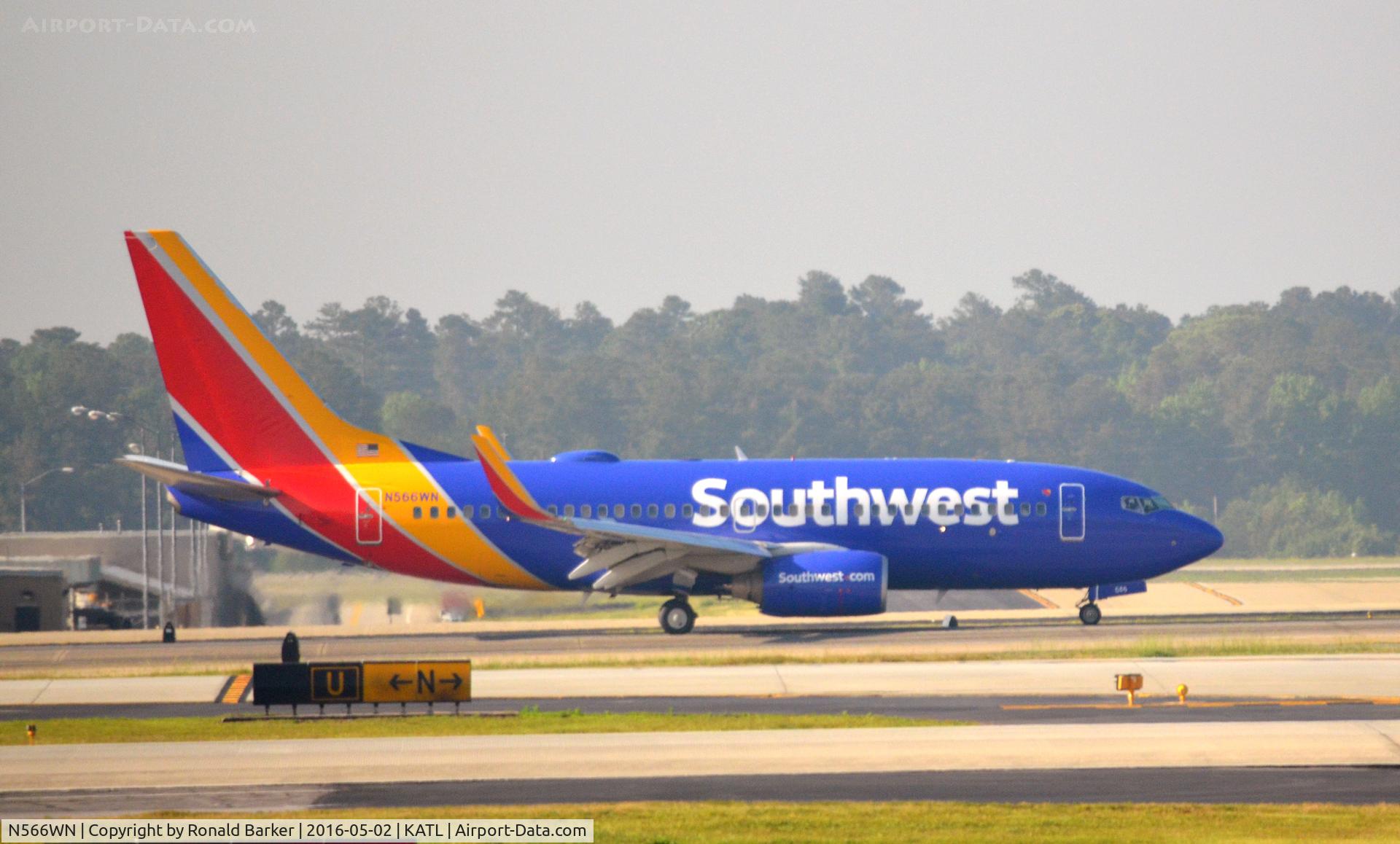 N566WN, 2002 Boeing 737-7CT C/N 32753, Landing rollout Atlanta