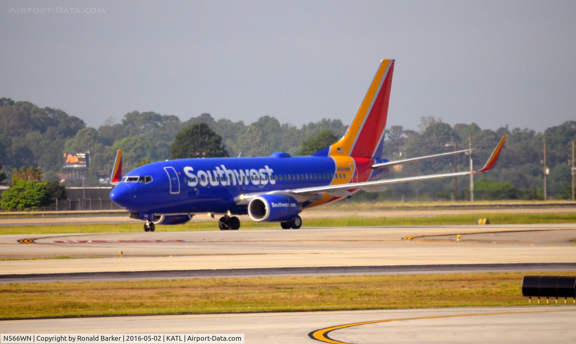 N566WN, 2002 Boeing 737-7CT C/N 32753, Taxi to gate Atlanta