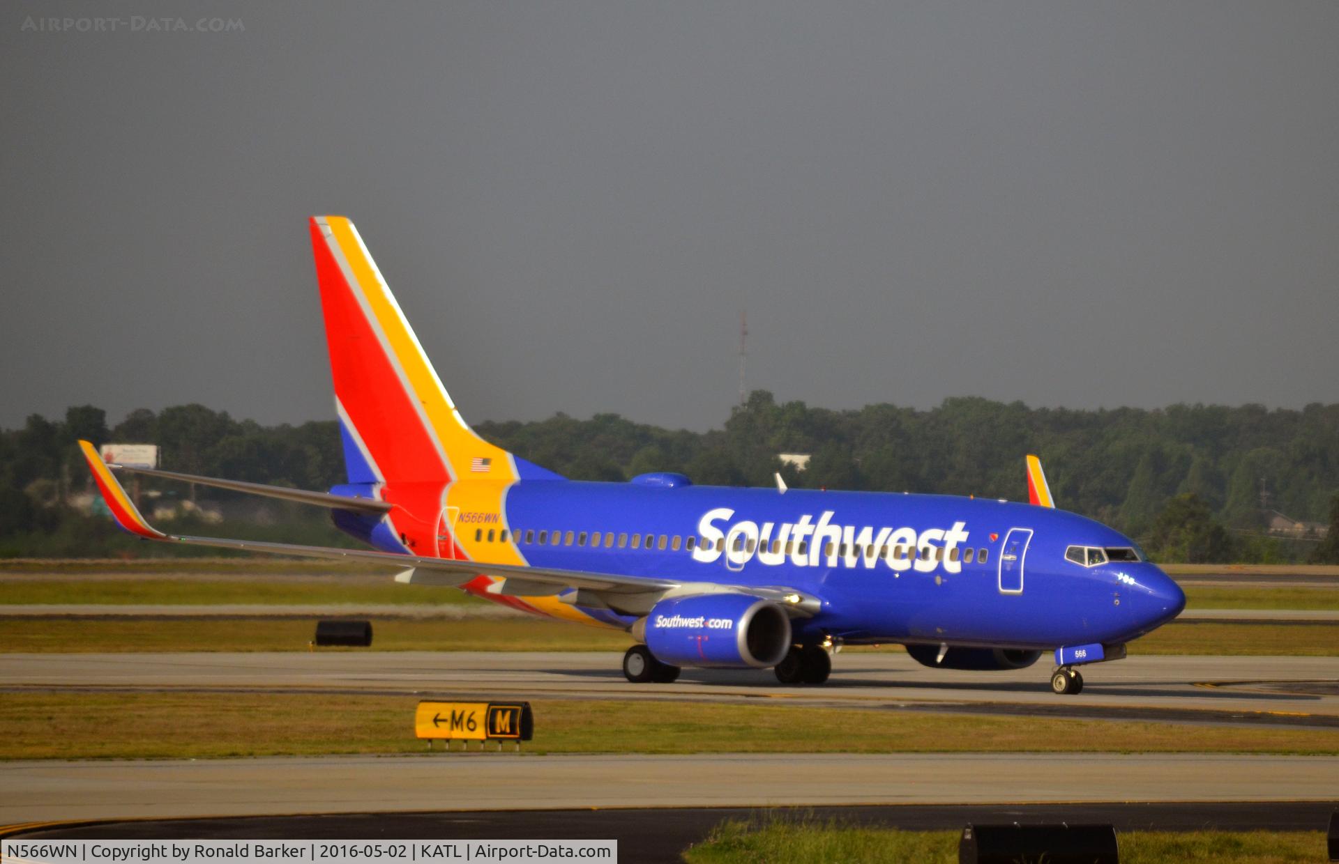 N566WN, 2002 Boeing 737-7CT C/N 32753, Taxi to gate Atlanta