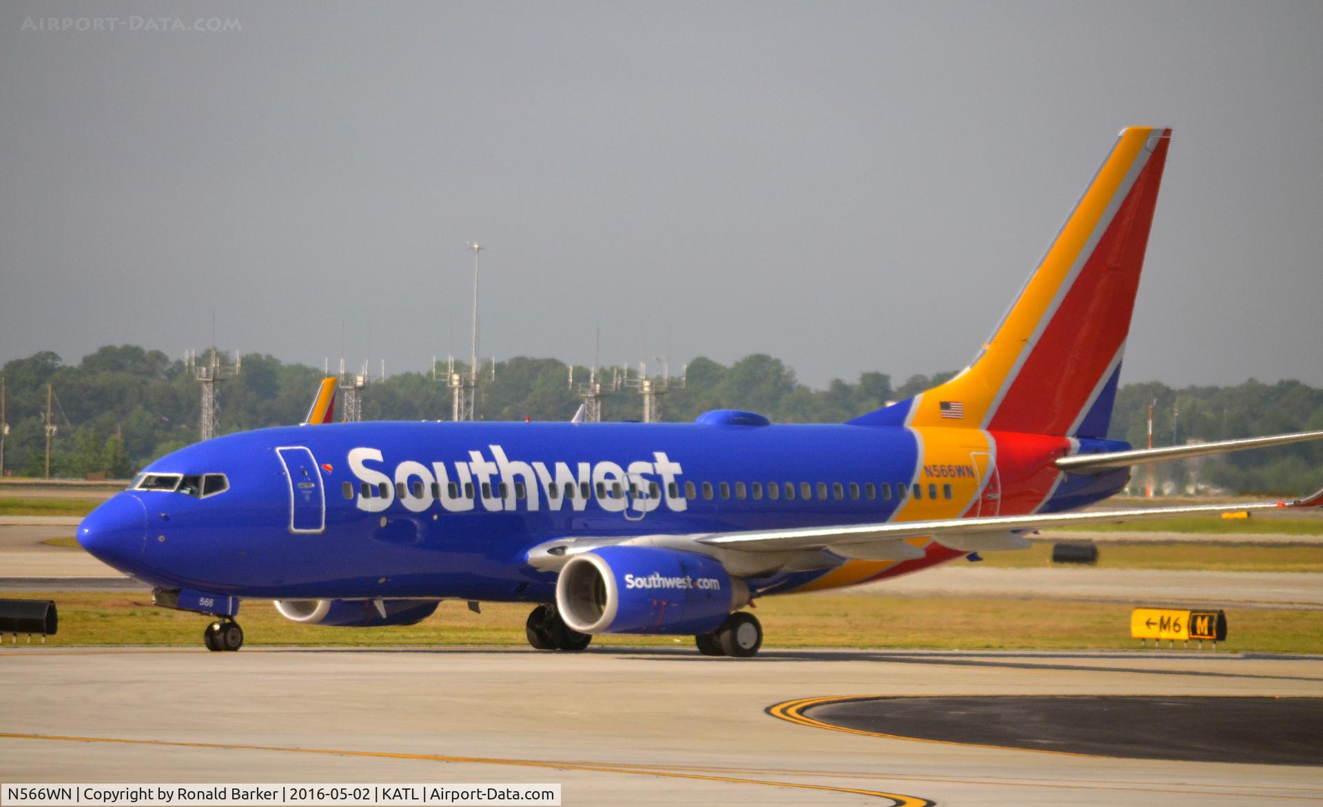 N566WN, 2002 Boeing 737-7CT C/N 32753, Taxi to gate Atlanta
