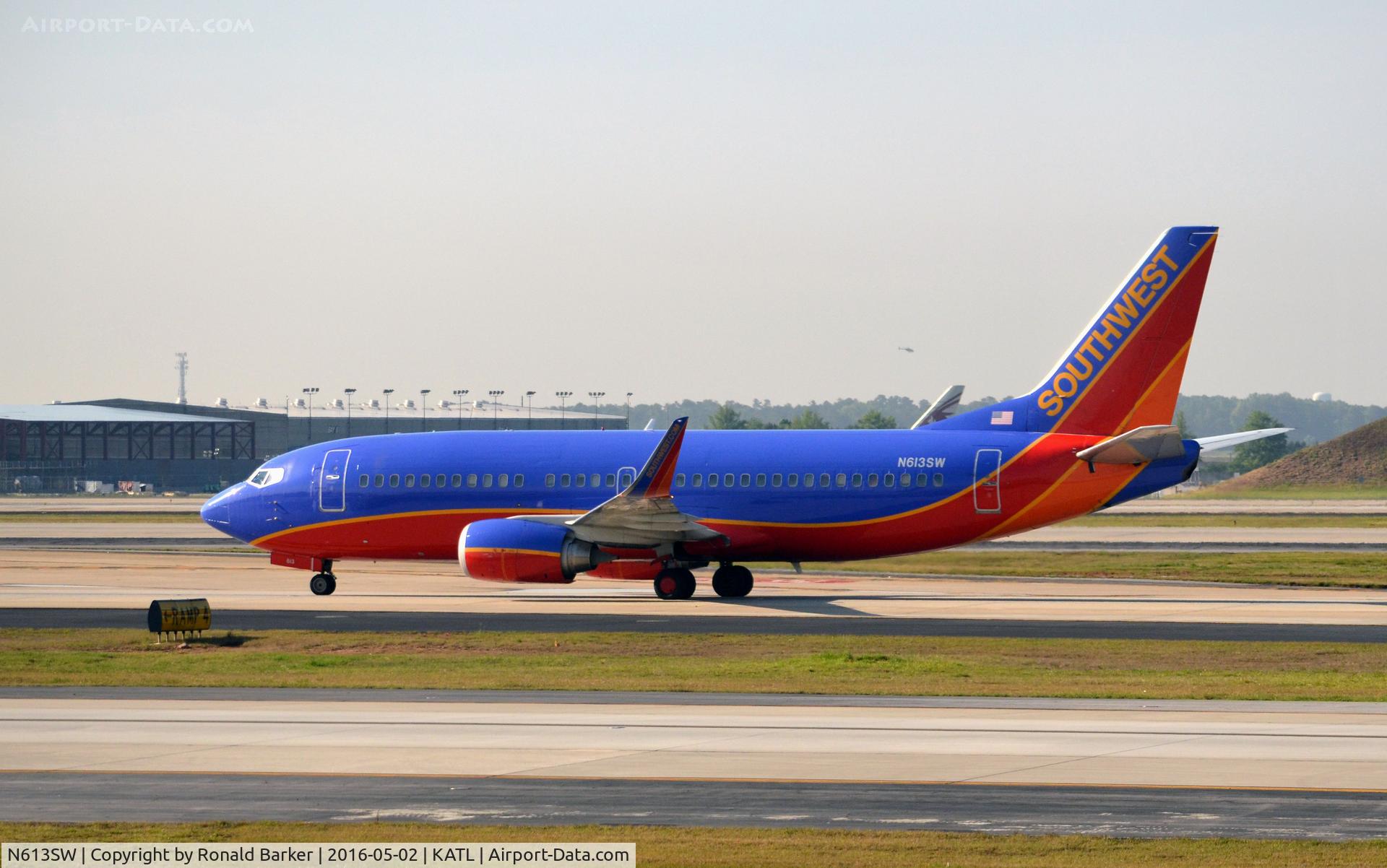 N613SW, 1995 Boeing 737-3H4 C/N 27931, Taxi Atlanta