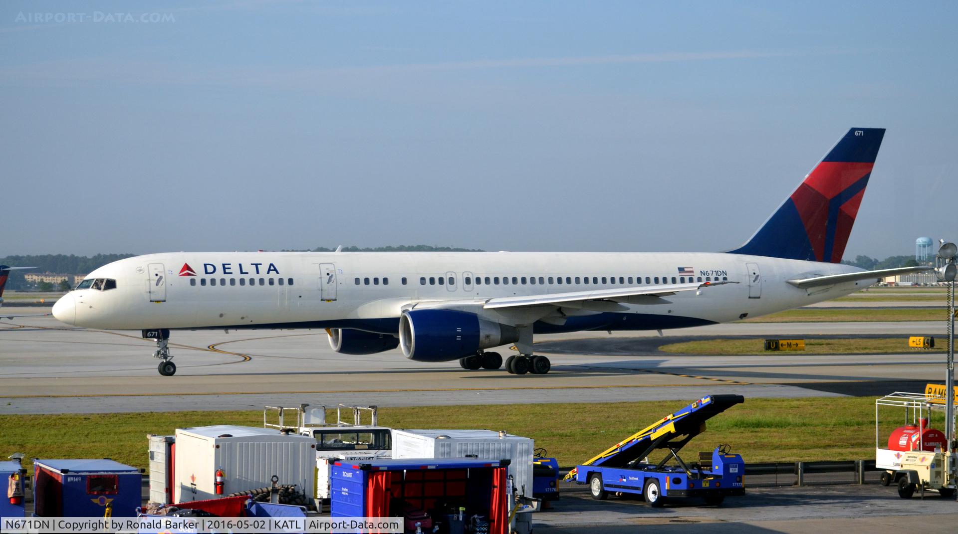 N671DN, 1992 Boeing 757-232 C/N 25332, Taxi Atlanta