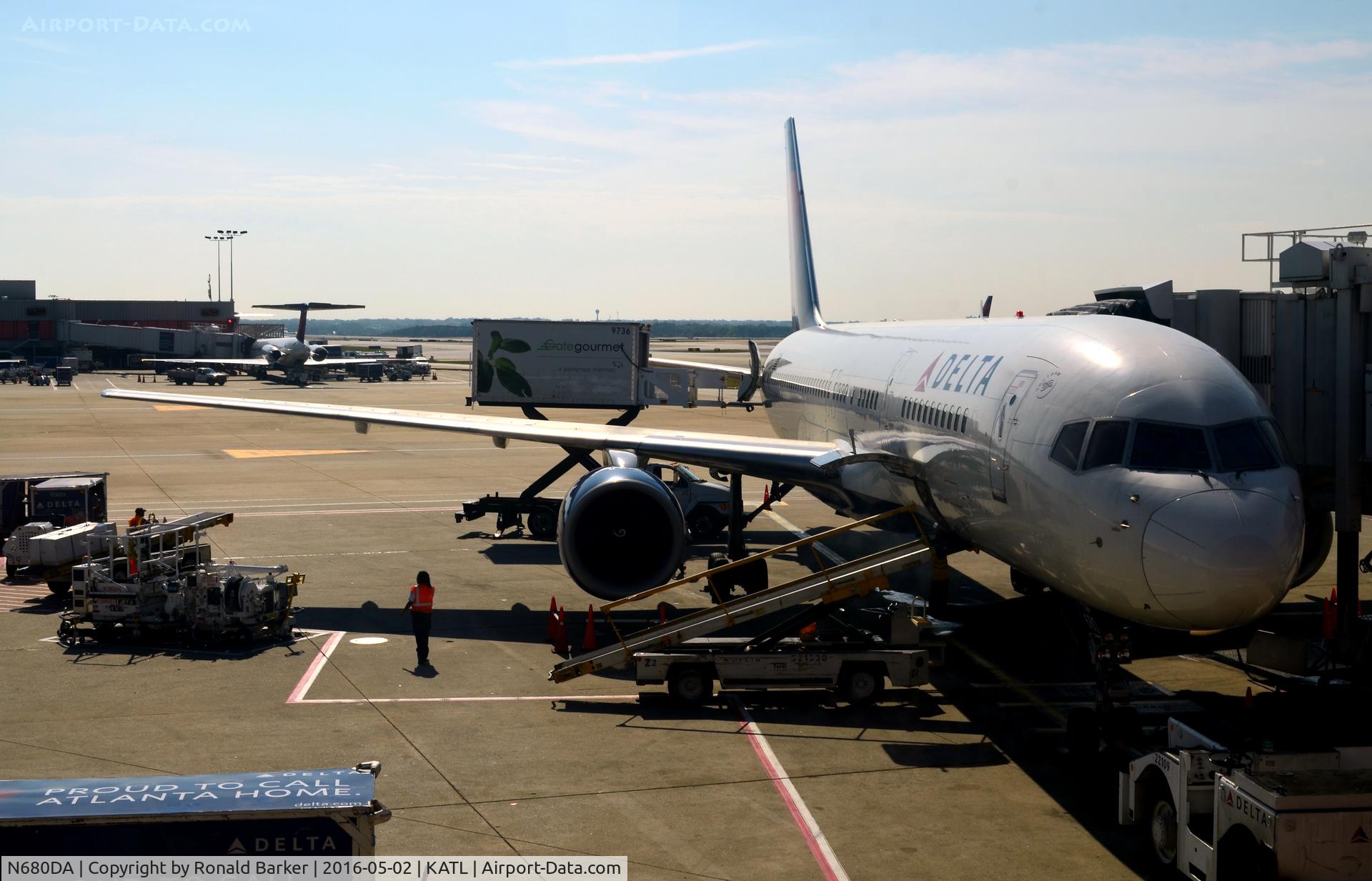 N680DA, 1992 Boeing 757-232 C/N 26956, At the gate Atlanta