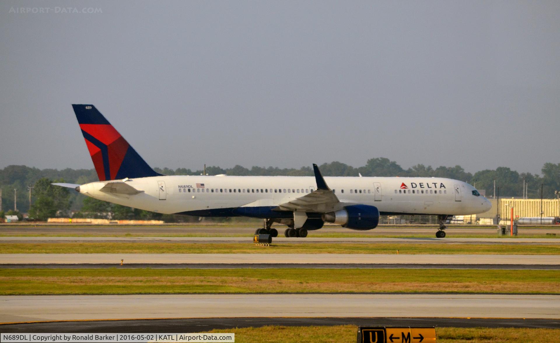N689DL, 1998 Boeing 757-232 C/N 27172, Taxi to gate Atlanta