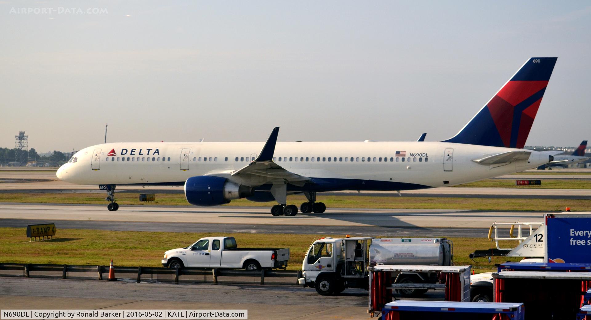 N690DL, 1998 Boeing 757-232 C/N 27585, Taxi Atlanta