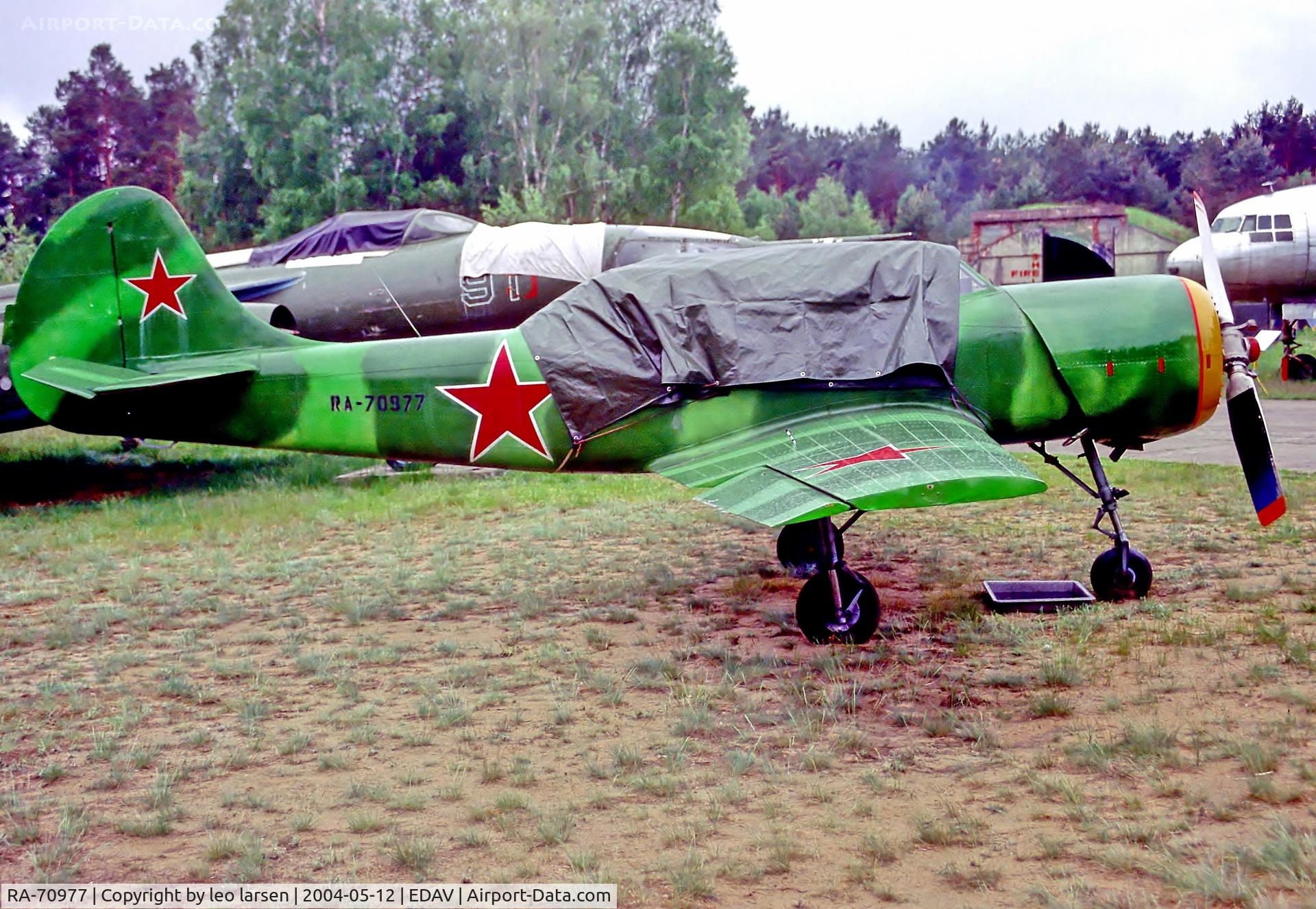 RA-70977, Yakovlev Yak-52 C/N 86615, Finow Air Museum 12.5.2004 .c/n 86615