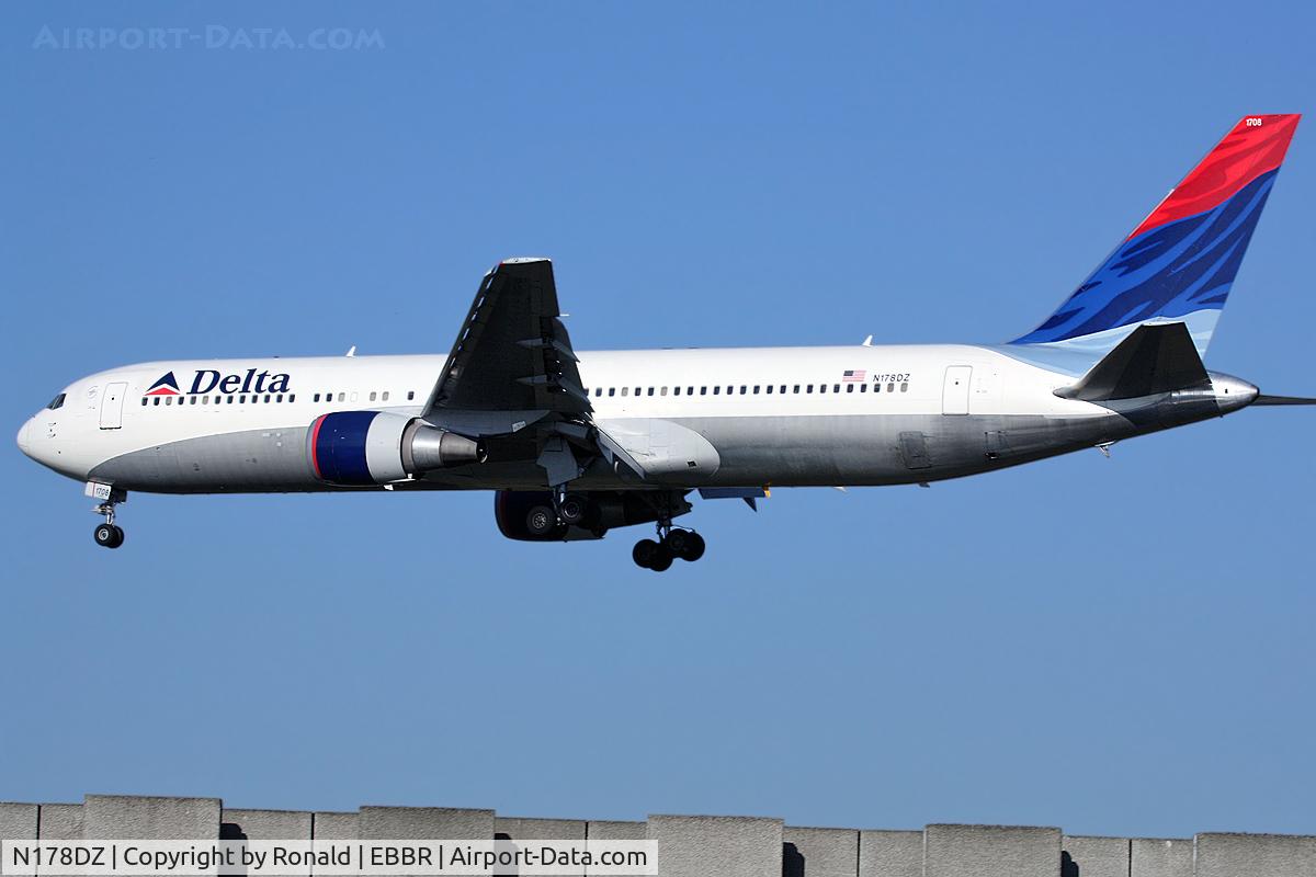 N178DZ, 2000 Boeing 767-332/ER C/N 30596, at bru