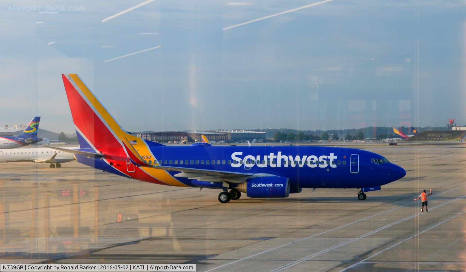 N739GB, 1998 Boeing 737-7H4 C/N 29275, Taxi to gate Atlanta