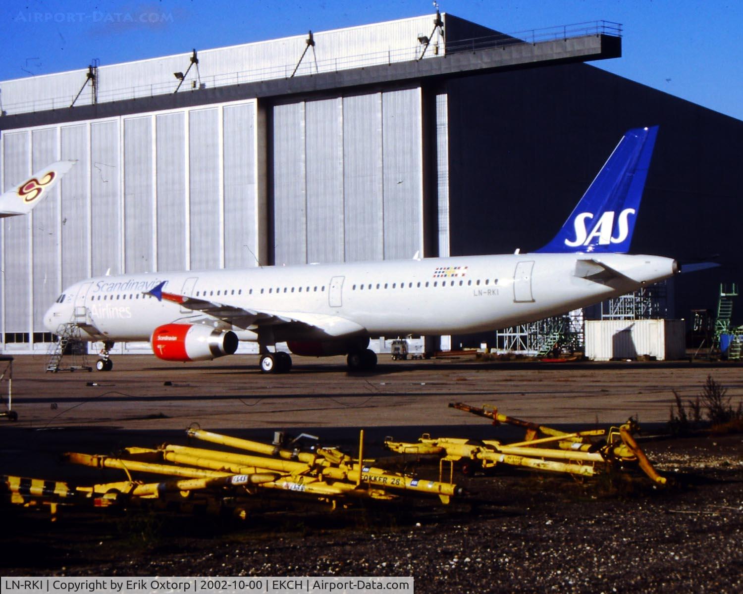 LN-RKI, 2002 Airbus A321-232 C/N 1817, LN-RKI in CPH OCT02