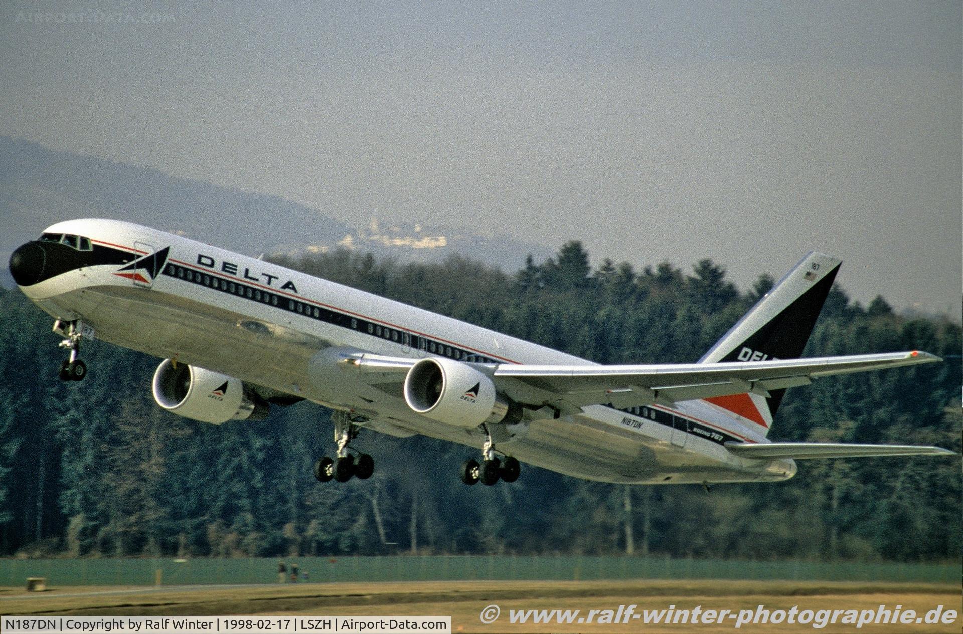 N187DN, 1996 Boeing 767-332/ER C/N 27582, Boeing 767-332ER - DL DAL Delta Air Lines - 27582 - N187DN - 17.02.1998 - ZRH
