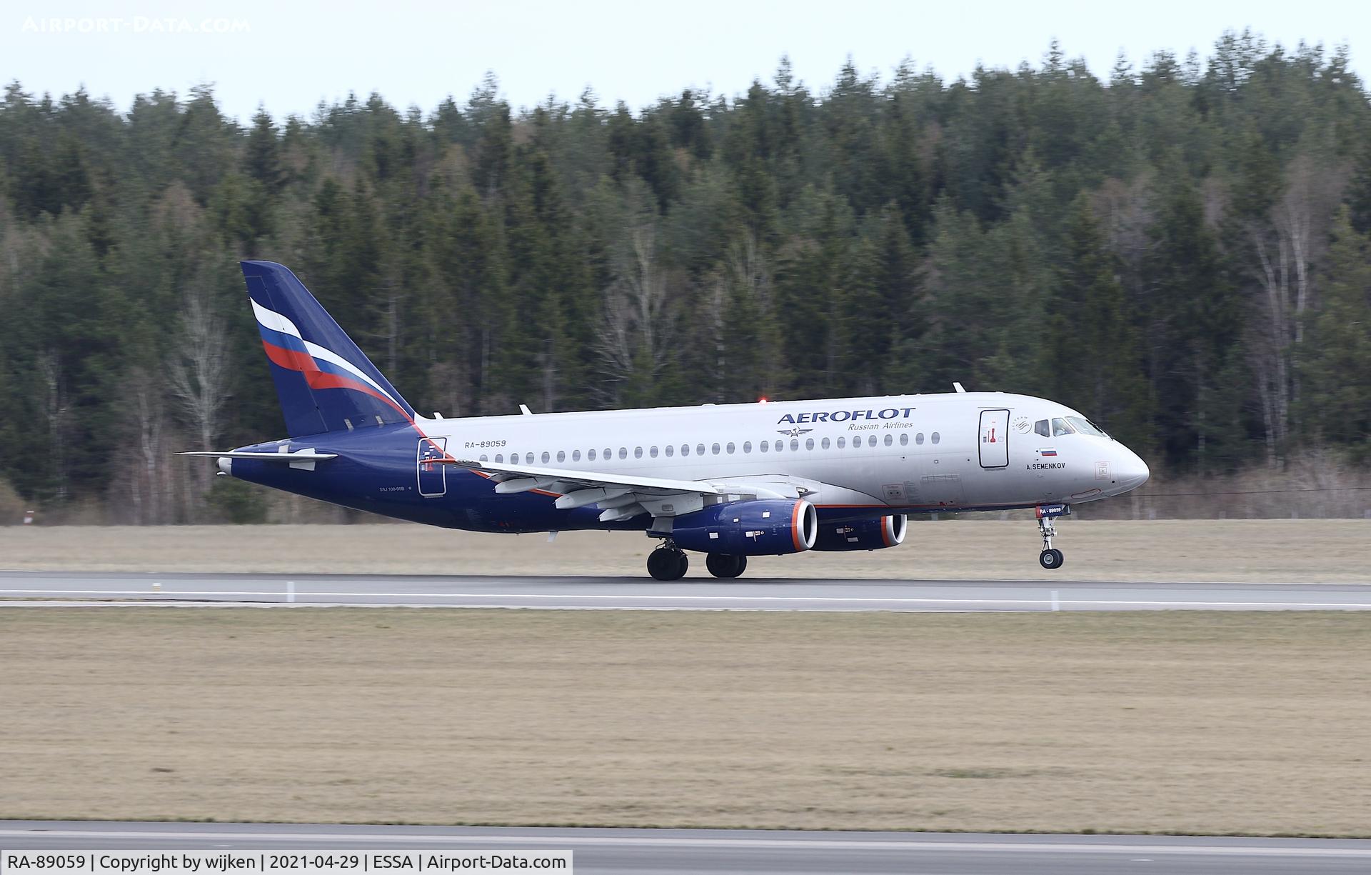 RA-89059, 2015 Sukhoi SuperJet 100-95B C/N 95100, RWY 19L