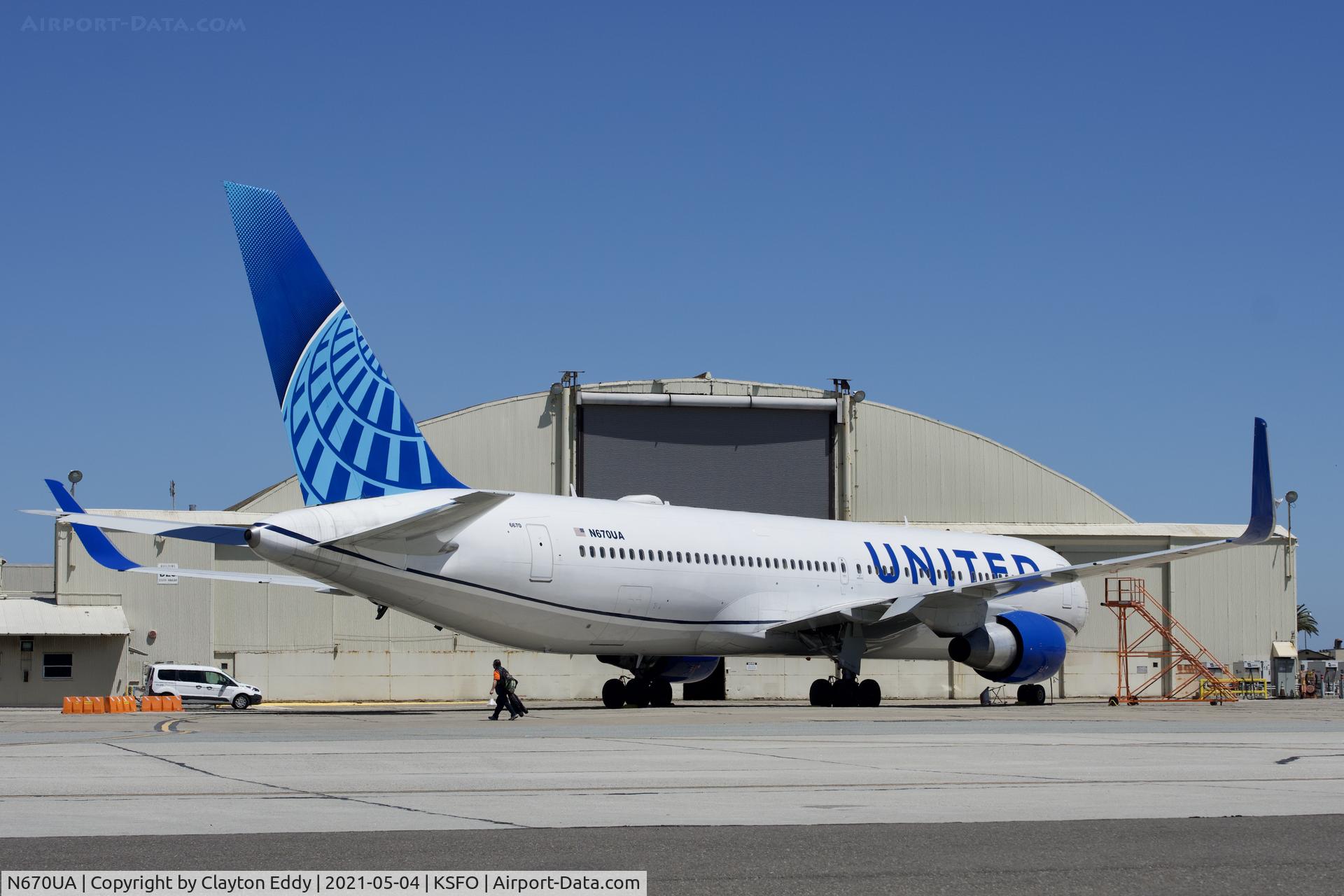 N670UA, 1999 Boeing 767-322 C/N 29240, SFO 2021.