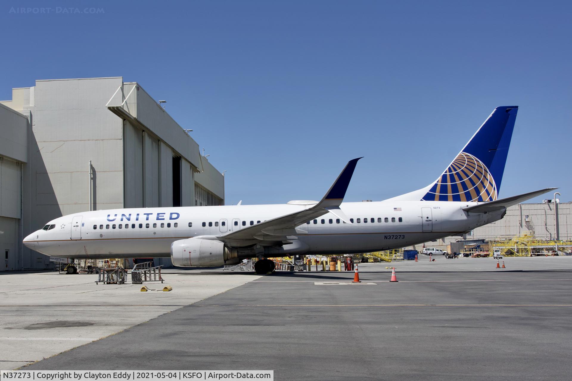 N37273, 2001 Boeing 737-824 C/N 31591, SFO 2021.