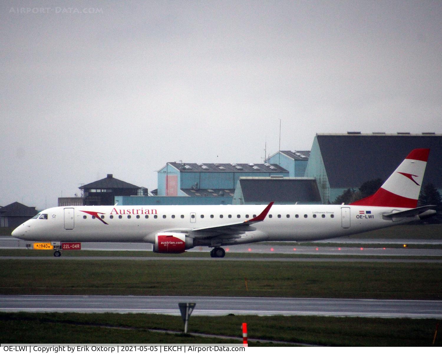 OE-LWI, 2011 Embraer 195LR (ERJ-190-200LR) C/N 19000500, OE-LWI taxi to the gate after landing rw 22L
