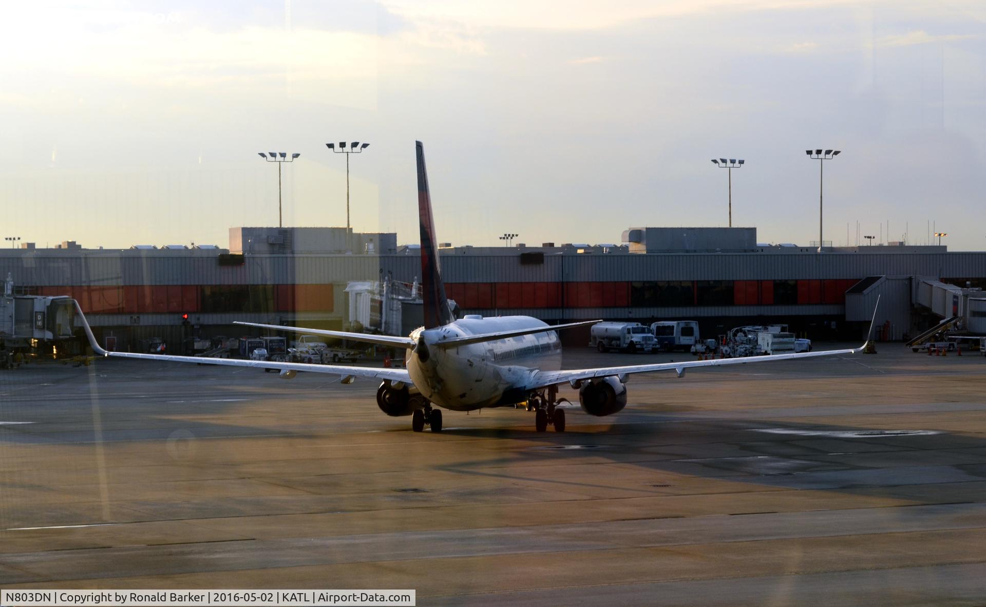 N803DN, 2013 Boeing 737-932/ER C/N 31919, Taxi Atlanta
