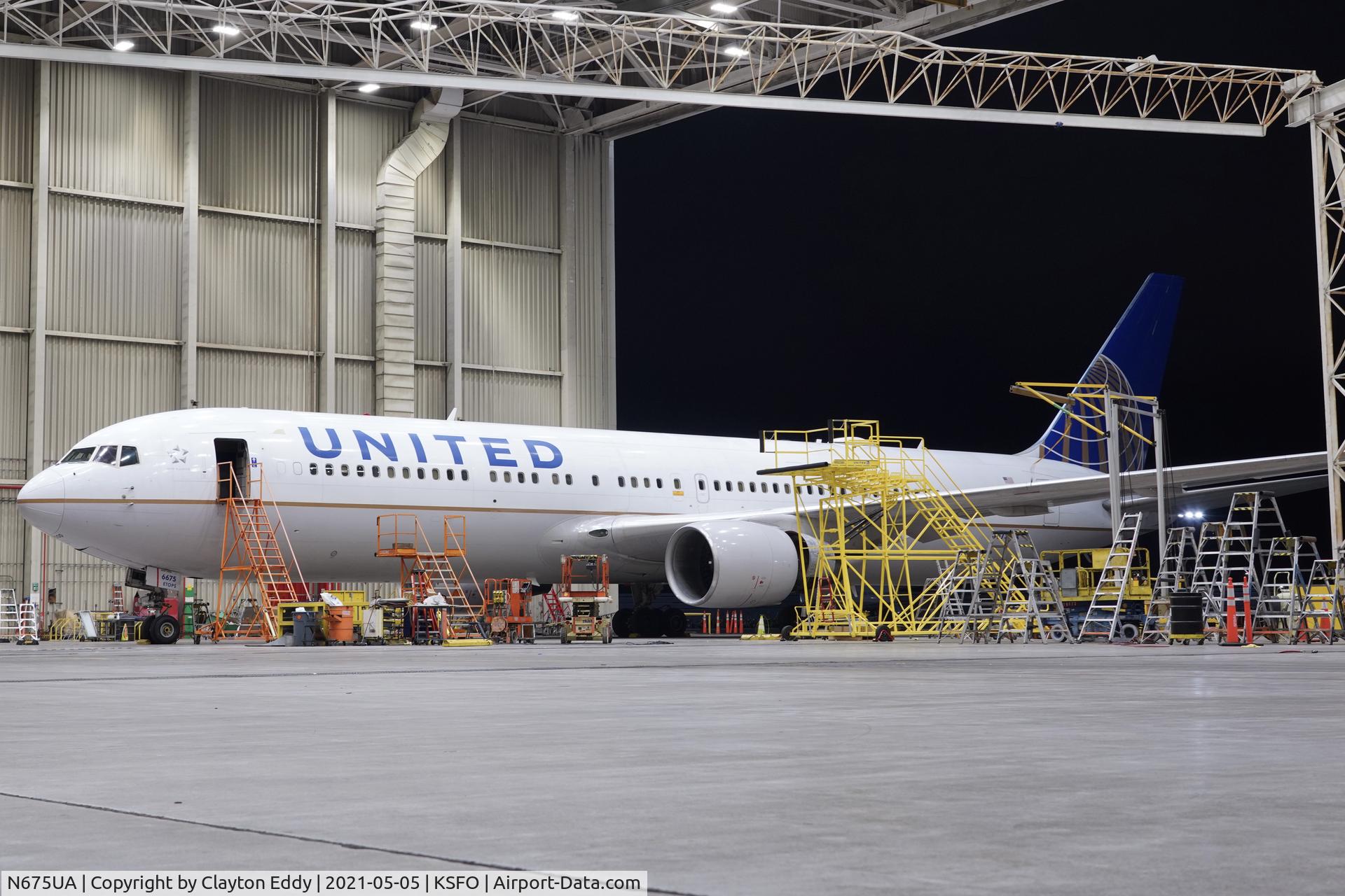 N675UA, 2000 Boeing 767-322 C/N 29243, SFO 2021.
