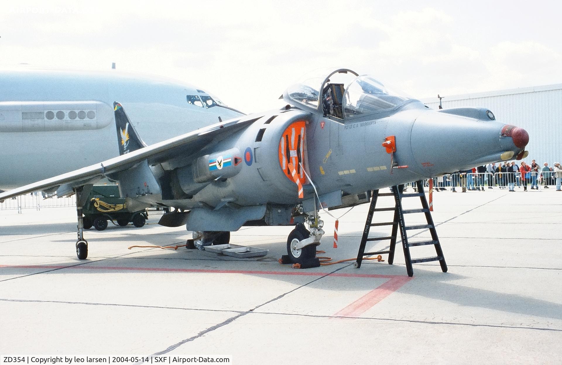 ZD354, 1988 British Aerospace Harrier GR.7 C/N P21, Berlin ILA 14.5.2004
