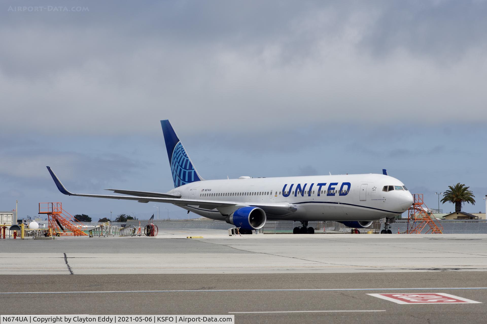 N674UA, 2000 Boeing 767-322 C/N 29242, SFO 2021.