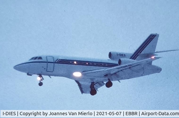 I-DIES, 1987 Dassault Falcon 900 C/N 30, Landing at Brussels in icy conditions mid´90s