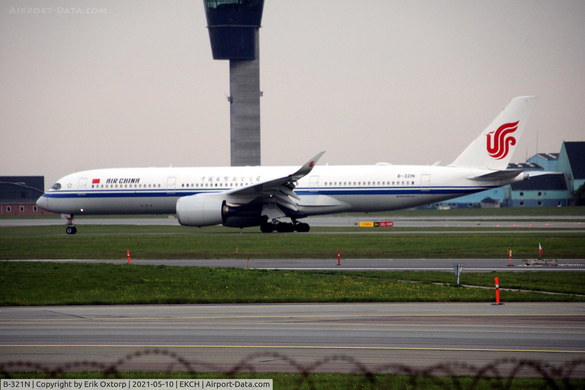B-321N, 2020 Airbus A350-941 C/N 458, B-321N taxi to the gate after landing rw 22L