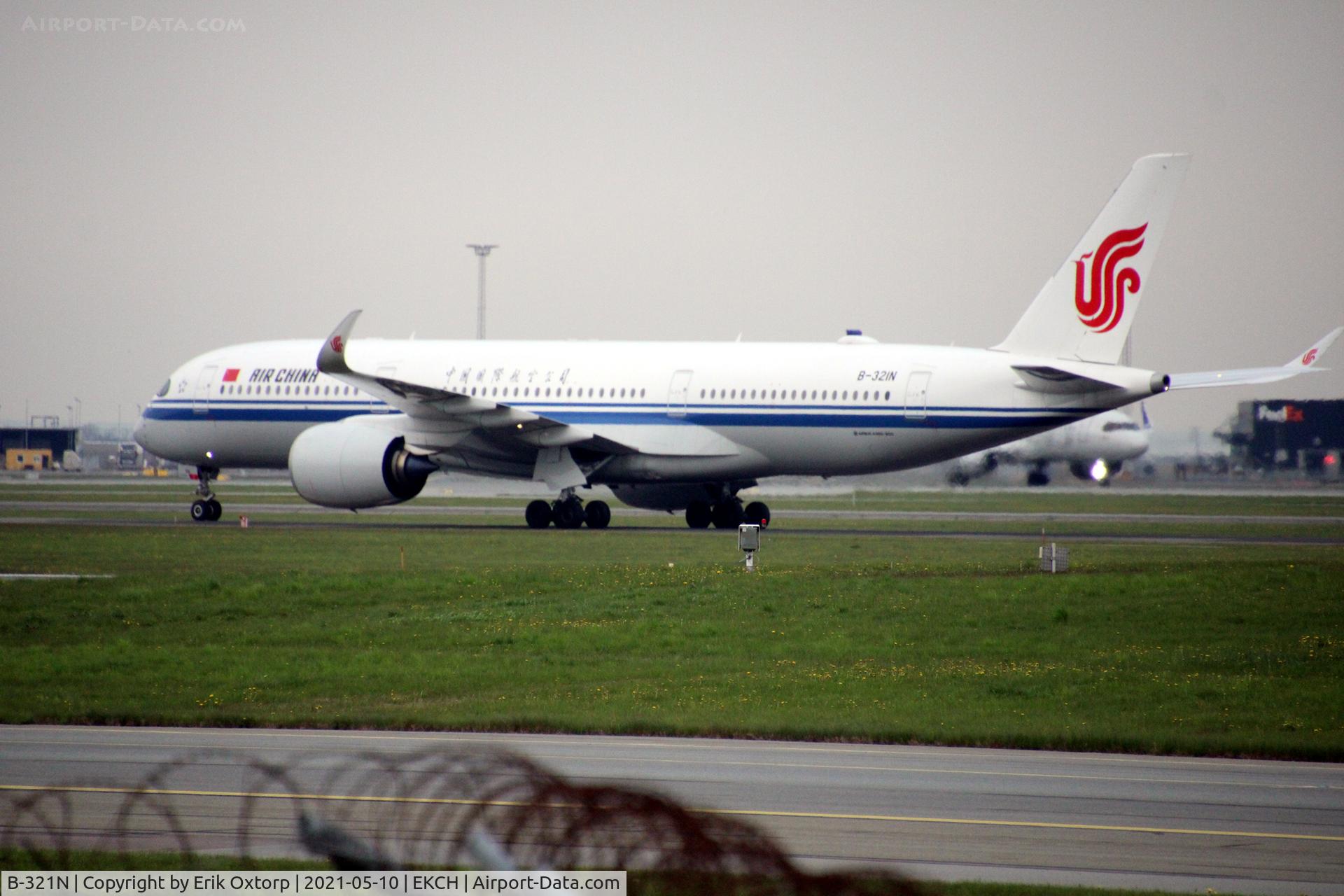 B-321N, 2020 Airbus A350-941 C/N 458, B-321N taxi to the gate after landing rw 22L