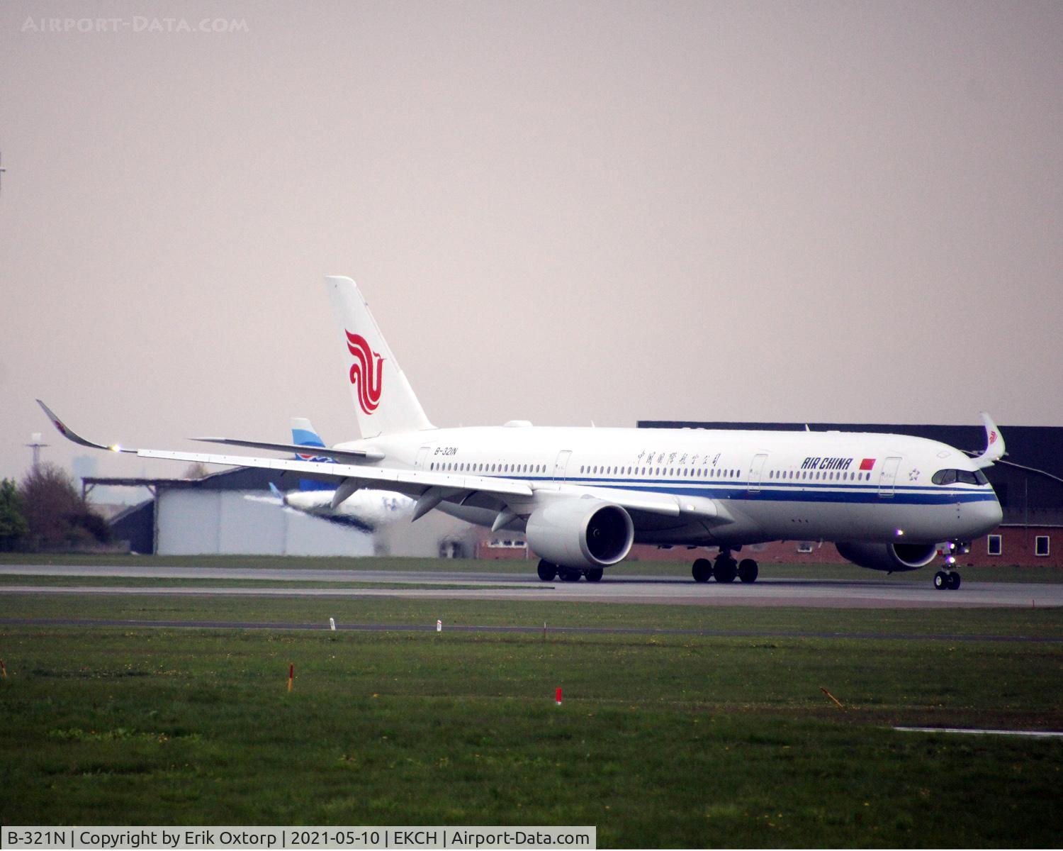 B-321N, 2020 Airbus A350-941 C/N 458, B-321N taxi to the gate after landing rw 22L