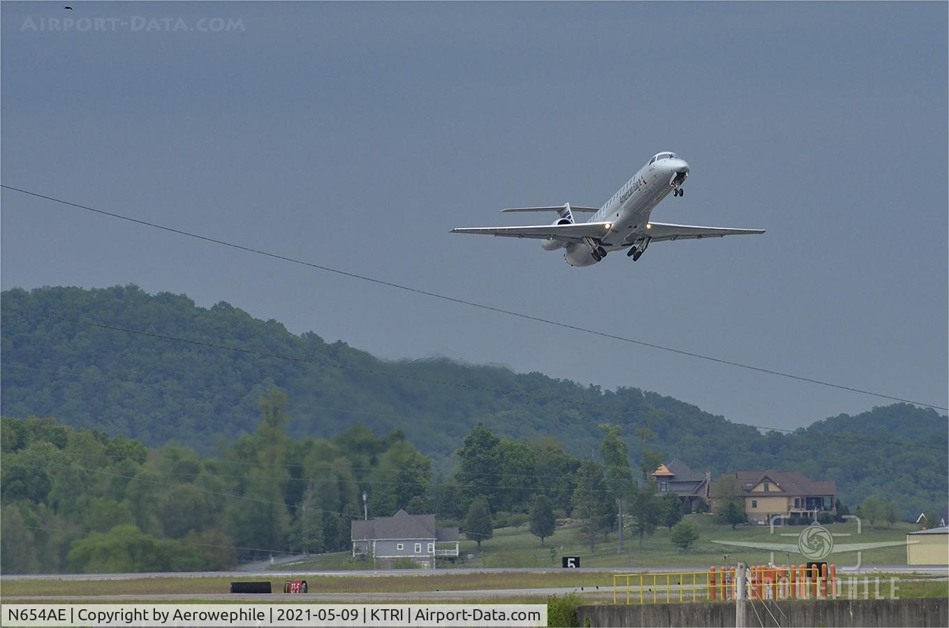 N654AE, 2001 Embraer ERJ-145LR (EMB-145LR) C/N 145437, Lifting off from Tri-Cities Airport.
09May21