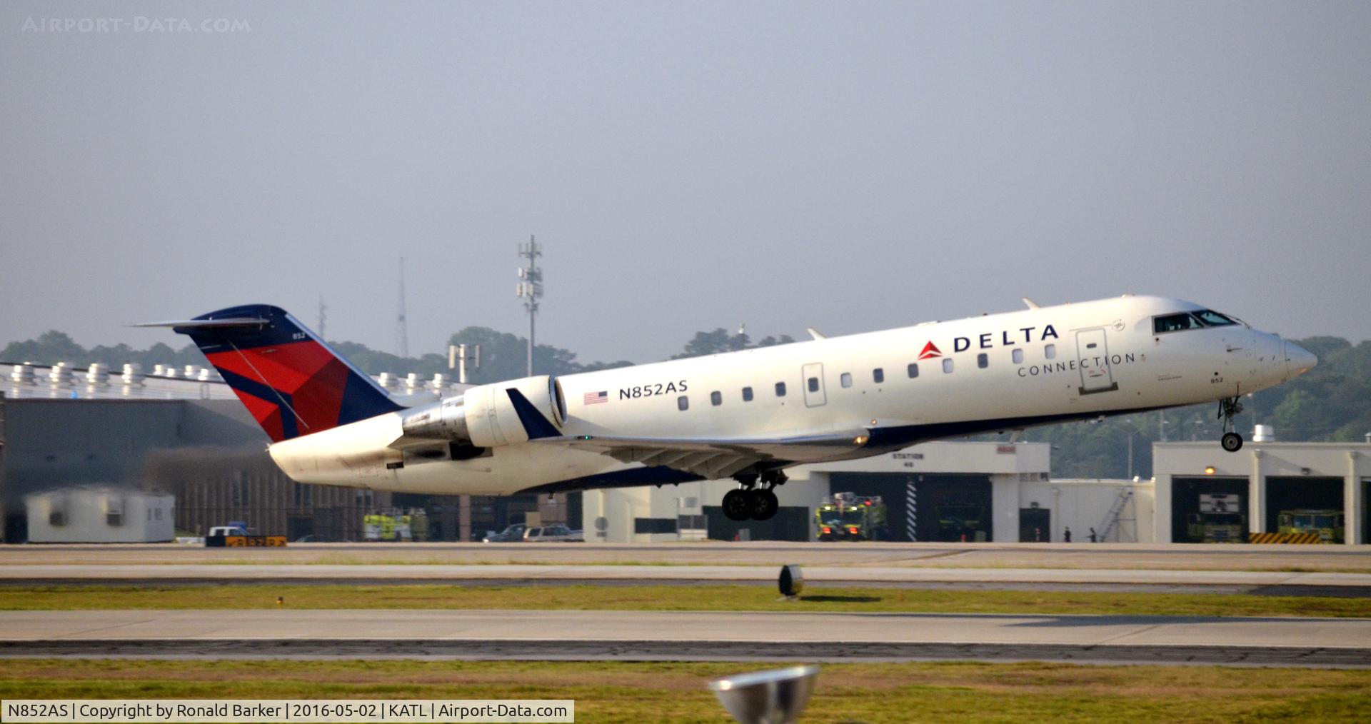N852AS, 2000 Bombardier CRJ-200ER (CL-600-2B19) C/N 7369, Takeoff Atlanta