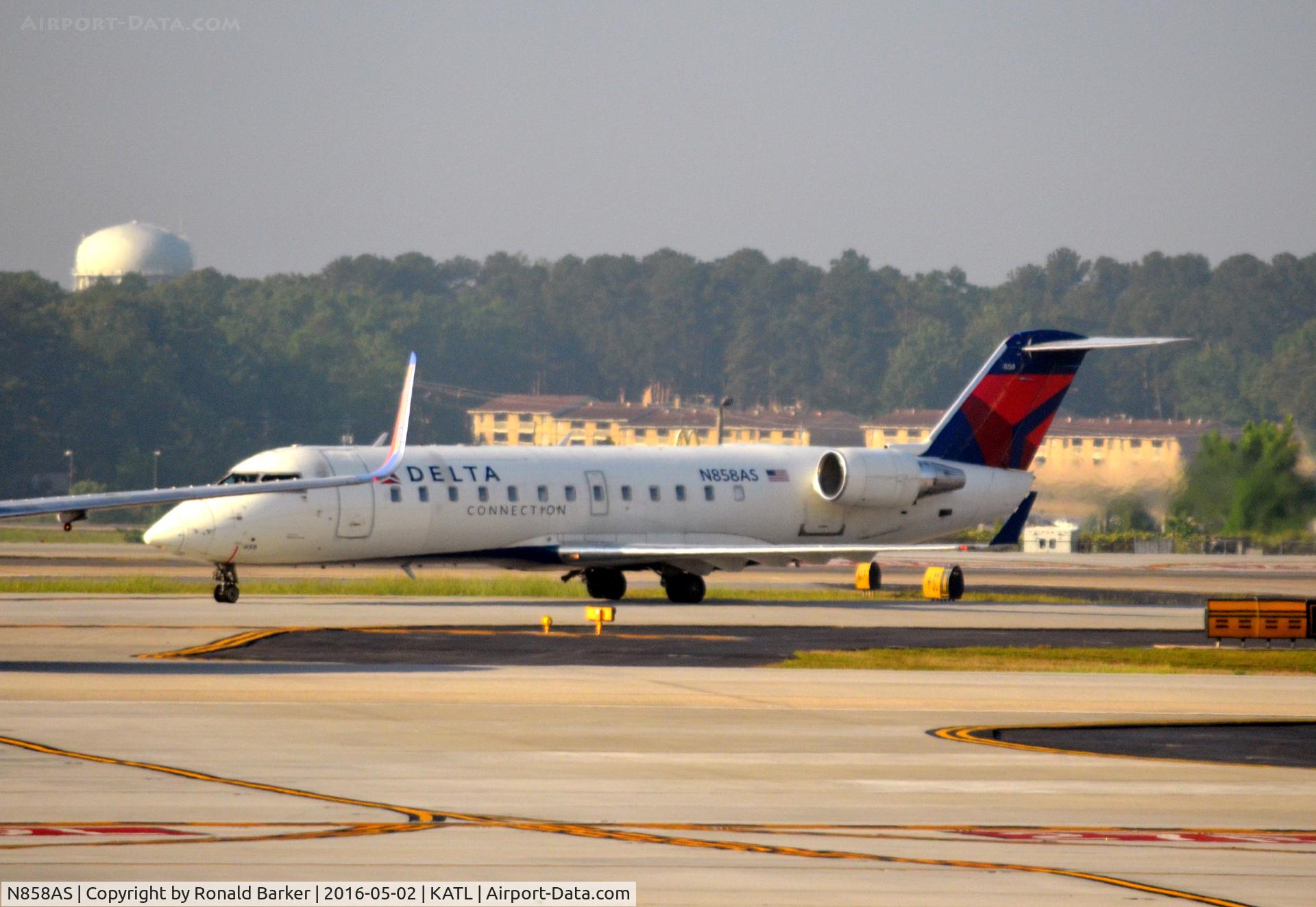 N858AS, 2000 Bombardier CRJ-200ER (CL-600-2B19) C/N 7417, Taxi Atlanta