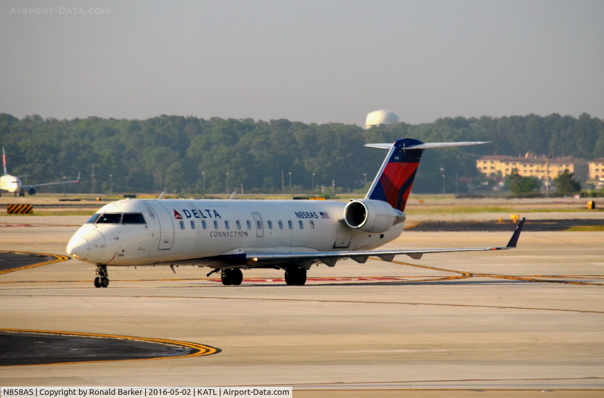 N858AS, 2000 Bombardier CRJ-200ER (CL-600-2B19) C/N 7417, Taxi Atlanta