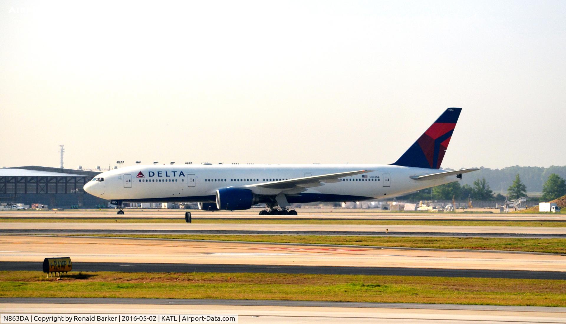 N863DA, 1999 Boeing 777-232 C/N 29735, Taxi Atlanta
