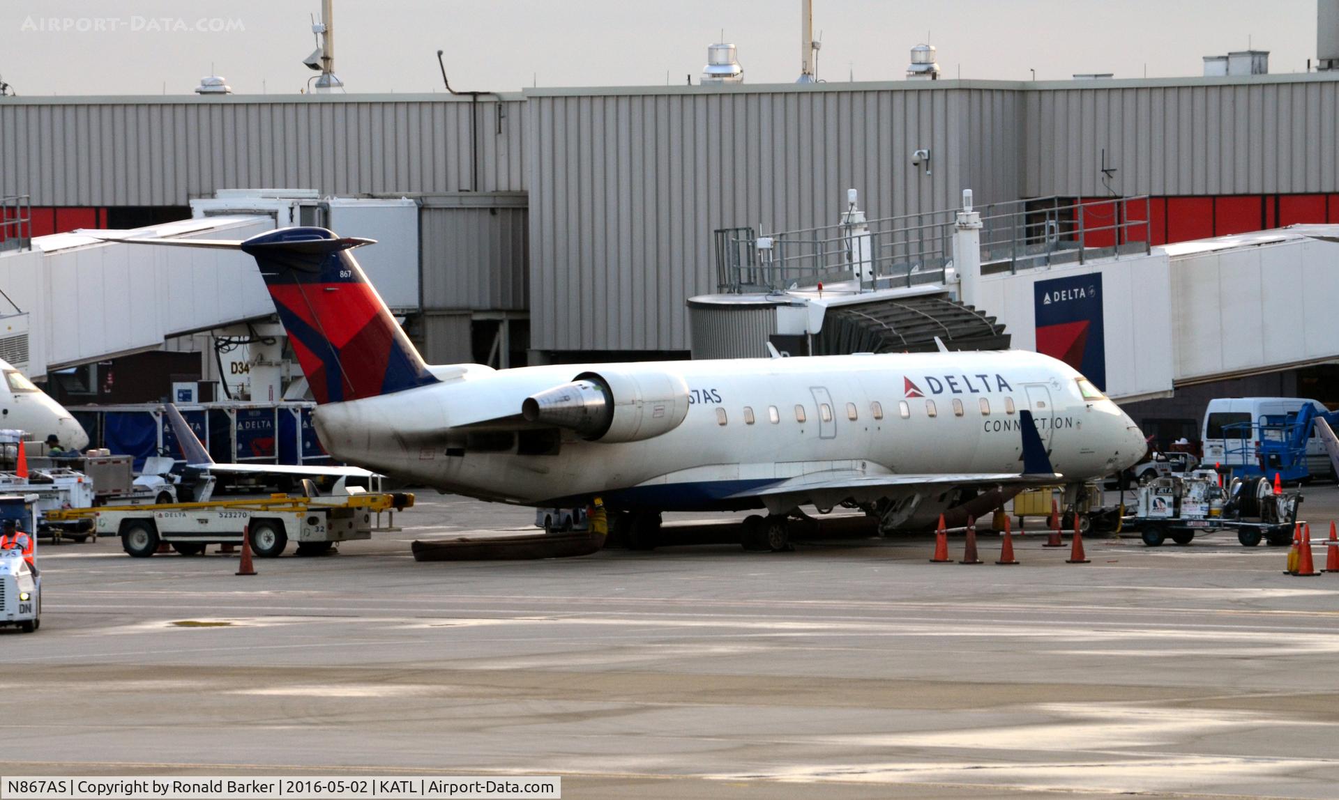 N867AS, 2000 Bombardier CRJ-200ER (CL-600-2B19) C/N 7463, At the gate Atlanta